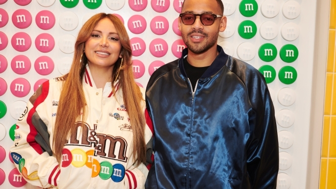 M&M'S Projekt Open Mic_Enissa Amani mit Voting-Liebling und Nachwuchs-Comedian Bruno Barnaby_1