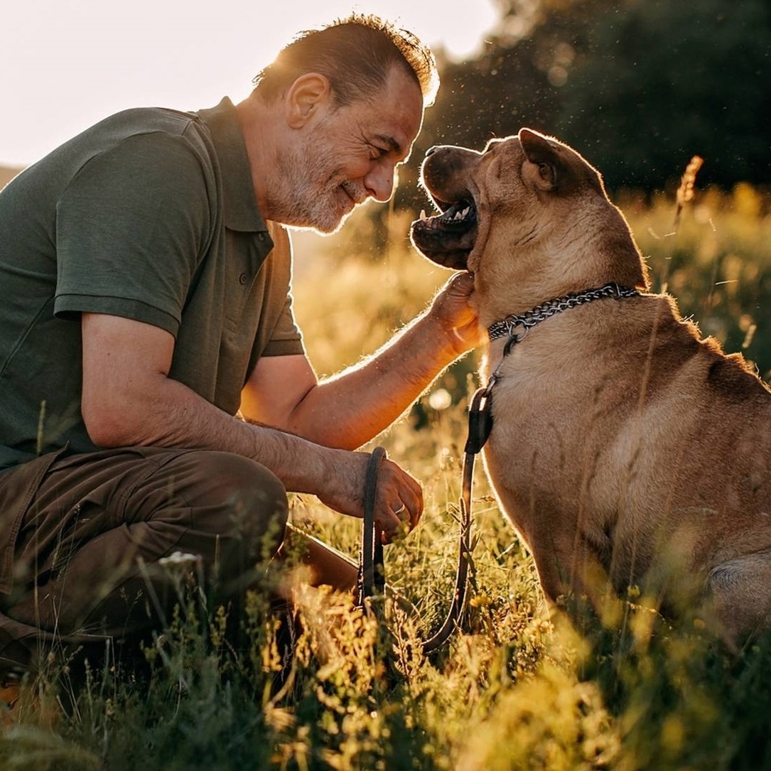 mężczyzna na zewnątrz z psem