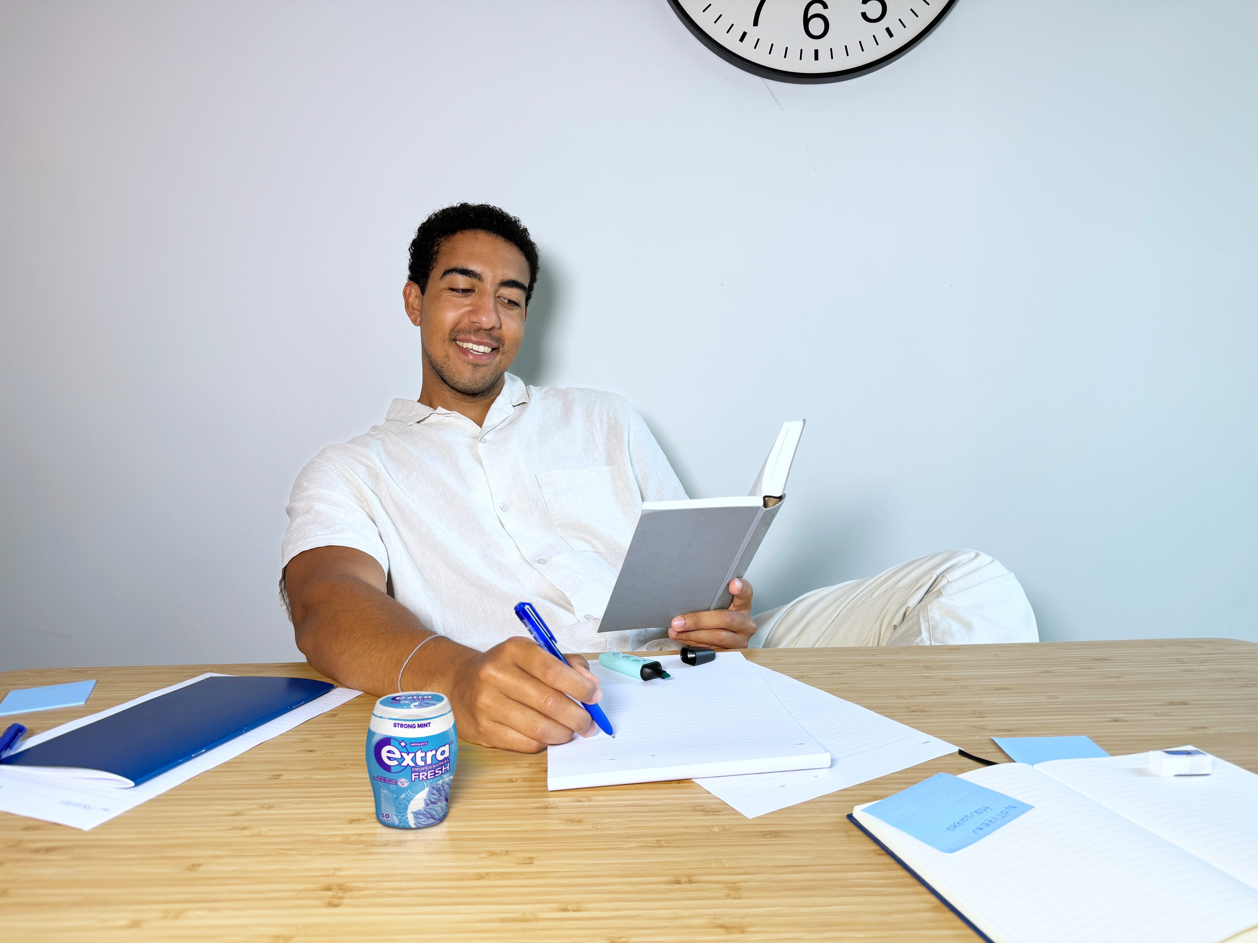 Lern-Influencer Luis Newton mit EXTRA Kaugummis