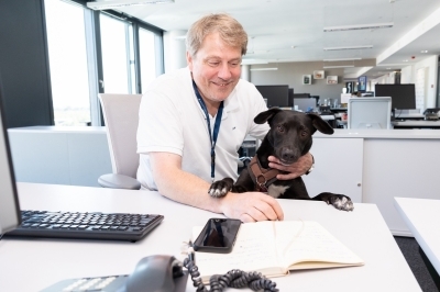 Thomas Lugger, Channel Manager Grocery Mars Austria, mit Kasimir (© Mars Austria)