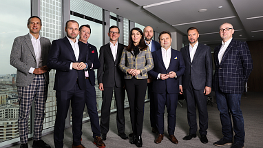 Członkowie klubu Male Champions of Change i Olga Kozierowska, prezes Fundacji Sukcesu Pisanego Szminką