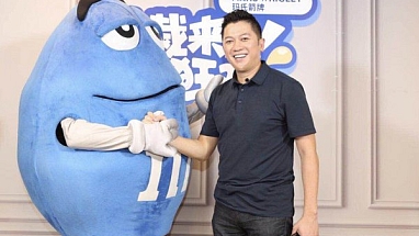 玛氏箭牌中国区总裁麦伟坚先生在直播现场与m豆互动