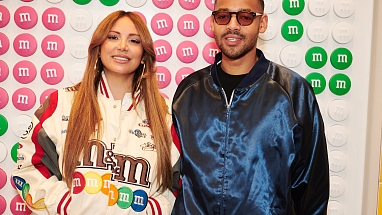 Mars_Wrigley MUMS_Projekt_Open_Mic_Enissa_Amani_mit_Voting-Liebling_und_Nachwuchs-Comedian_Bruno_Barnaby.jpeg 