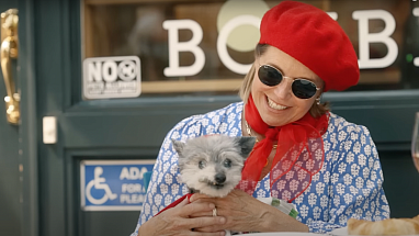Katie Couric holding Gina, the dog 