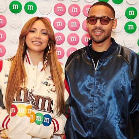 Mars_Wrigley MUMS_Projekt_Open_Mic_Enissa_Amani_mit_Voting-Liebling_und_Nachwuchs-Comedian_Bruno_Barnaby.jpeg 