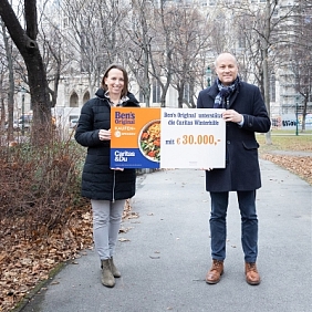 BEN’S ORIGINAL™ unterstützt die Caritas Winterhilfe: Anna Parr (Caritas Österreich) und Hendrik de Jong (Geschäftsführer Mars Austria)