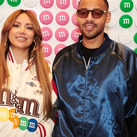 M&M'S Projekt Open Mic_Enissa Amani mit Voting-Liebling und Nachwuchs-Comedian Bruno Barnaby_1