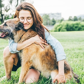 Kobieta przytulająca psa