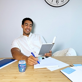 Lern-Influencer Luis Newton mit EXTRA Kaugummis