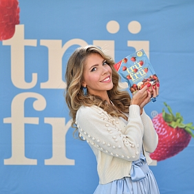 Junge Frau vor einem Sujet der Marke Trü Frü